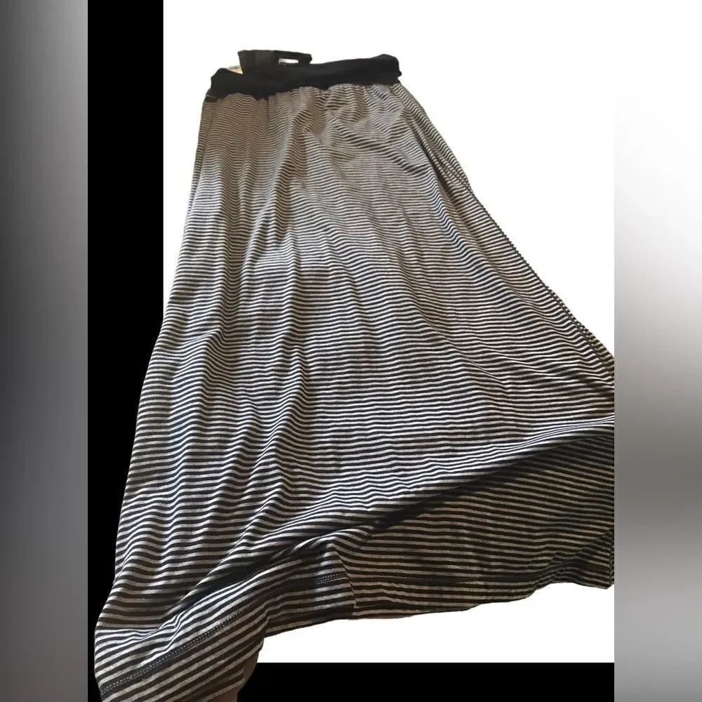 Max studio size medium like new grey and navy